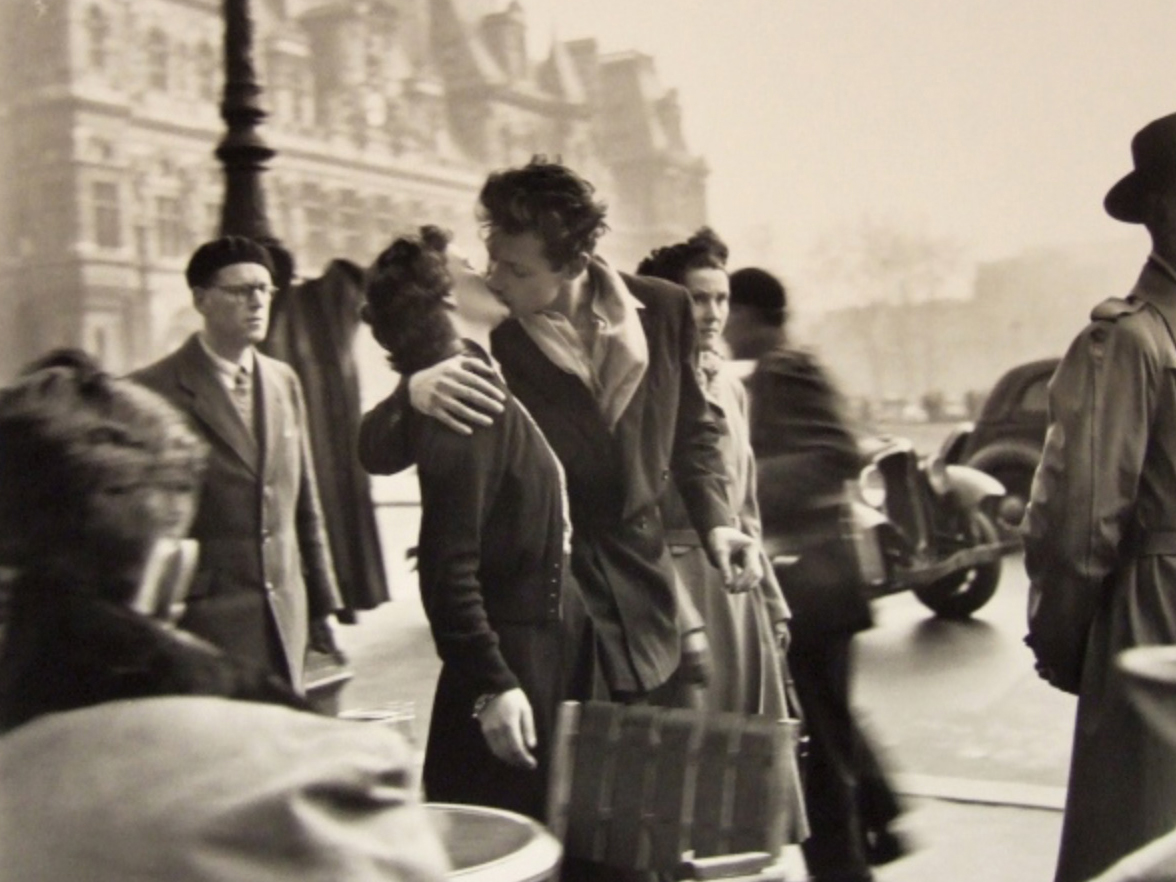 パリ市庁舎前のキス